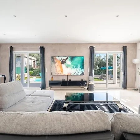 Moderne Avec Piscine, Proche Villa