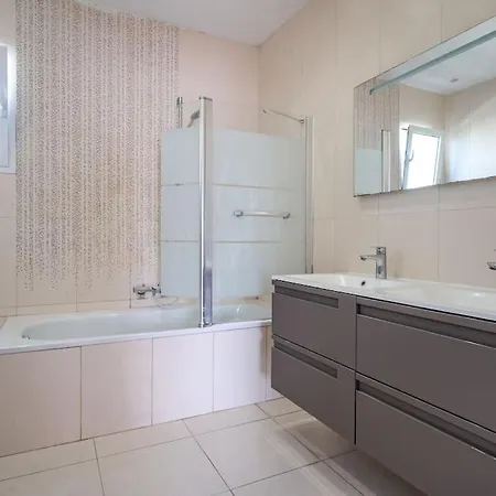 Moderne Avec Piscine, Proche Villa *