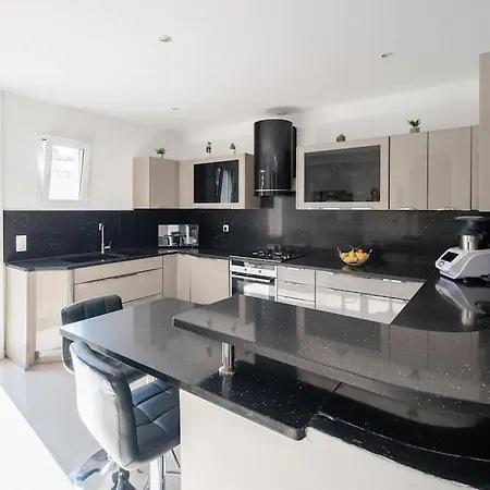 Moderne Avec Piscine, Proche Villa