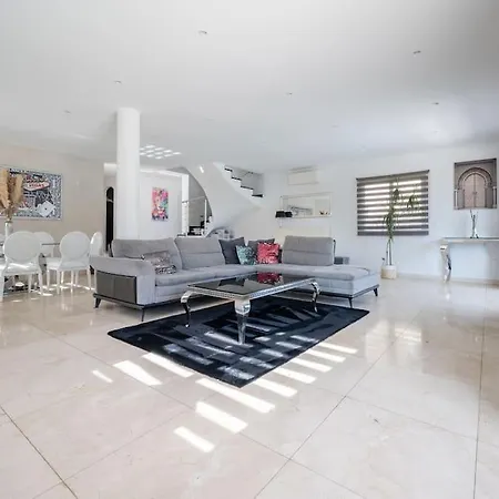 Moderne Avec Piscine, Proche Villa Villeneuve-Loubet