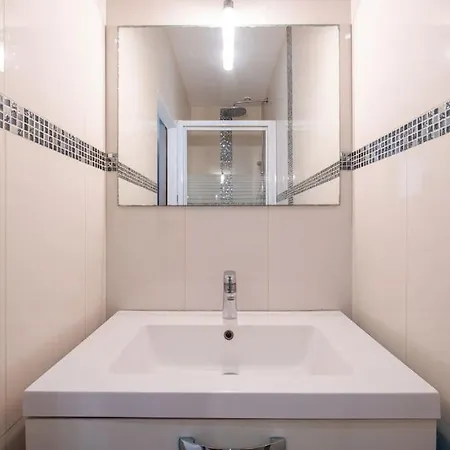 Moderne Avec Piscine, Proche *