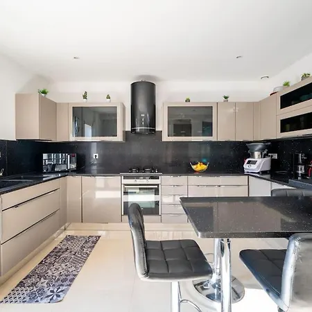 Moderne Avec Piscine, Proche