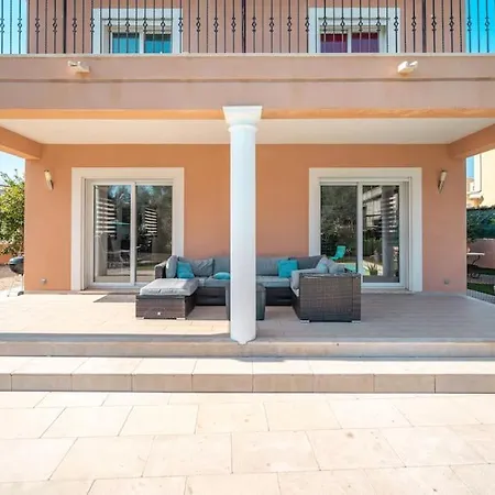 Moderne Avec Piscine, Proche