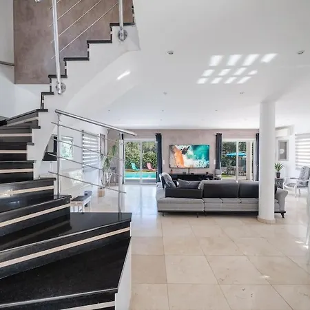 Moderne Avec Piscine, Proche Villa